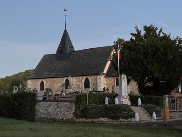 Nous longeons l'église Saint-Ouen (XVe) de Freneuse-sur-Risle.