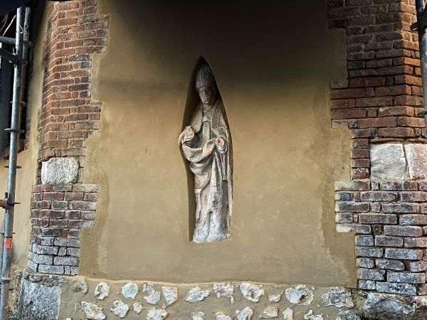 La niche de la statue de l'ancien évêque d'Avranches a bénéficié de soins récents.