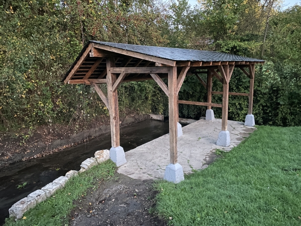 L'ancien lavoir de Freneuse-sur-Risle, a lui aussi bénéficié de restauration. Nous sommes visiblement sur une commune qui prend soin de son patrimoine.