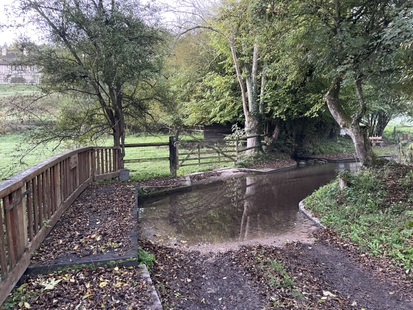 Nous descendons jusqu'au romantique gué de la Salle. La dernière fois que nous étions passé ici, je n'avais pas pu prendre de photo en raison de la présence sur la passerelle de jeunes amoureux...