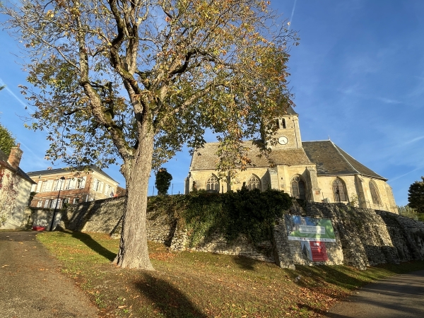 Berthenonville, la mairie et l'église Saint-Ouen.