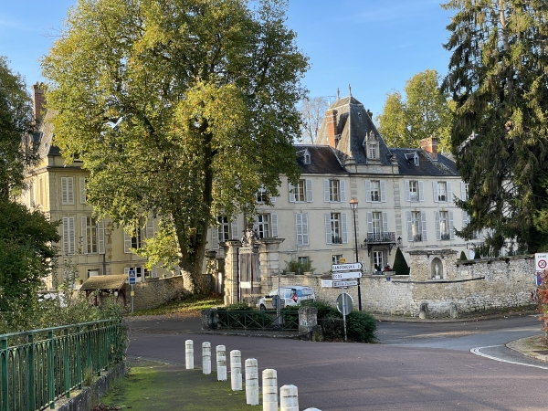 Nous arrivons devant l'élégant château d'Aveny, bâtisse du XVIIIe siècle, édifiée sur une ancienne maison forte du XIe.