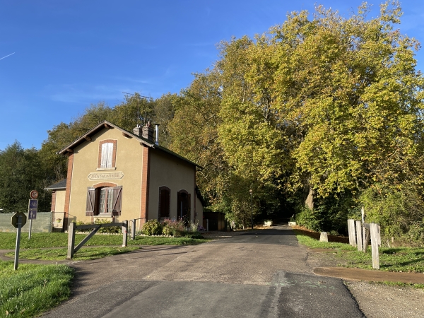 Regard arrière sur la halte Aveny-Montreuil de la l'ancienne ligne Gisors - Pacy-sur-Eure.