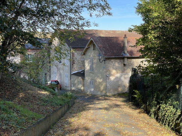 Nous entrons dans Saint-Clair-sur-Epte par la petite rue Pasteur.