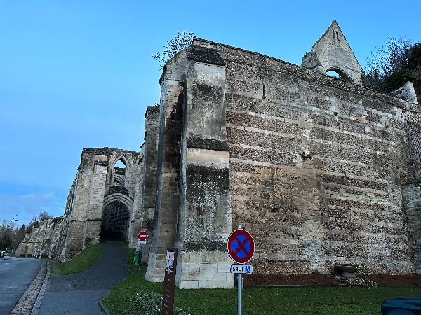 Peu après le départ, j'entre dans ruines du prieuré de la Sainte-Trinité.