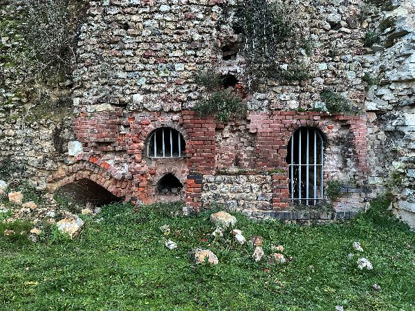 Vestiges de fours à l'entrée de l'abbaye.