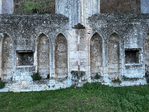Détails de niches dans l'ancienne église abbatiale.