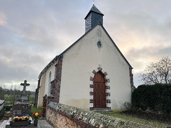 Nous partons du parking de la chapelle Notre-Dame du Haut-Sacq, et prenons la direction du nord.