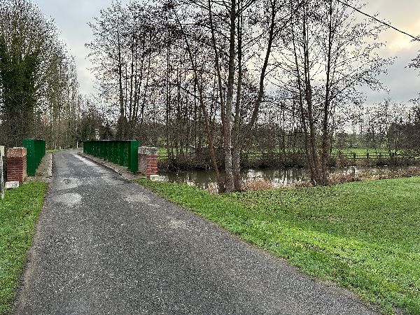 Peu après le départ, nous traversons déjà un bras de l'Iton.