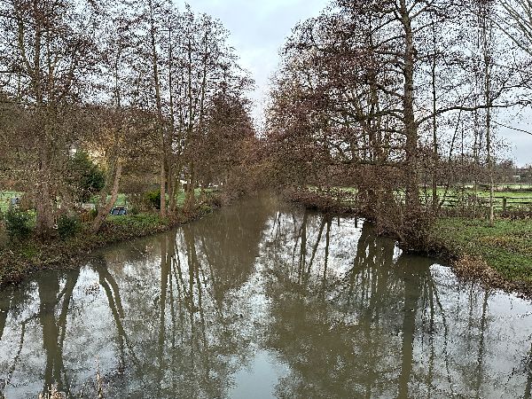 L'Iton est un affluent de l'Eure d'une longueur de 131 km ! Il est connu pour ses biefs et ses moulins, mais aussi par sa capacité à disparaître ! Ces parties souterraines de l'Iton sont appelées le Sec-Iton.
