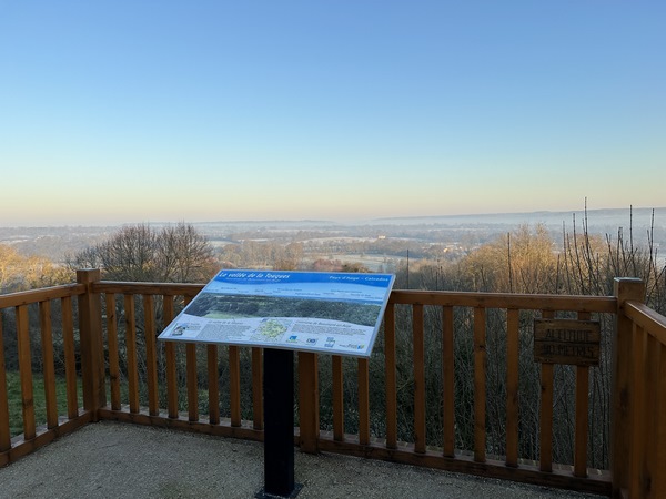 Le belvédère et sa table d'orientation dominent la vallée de la Touques.