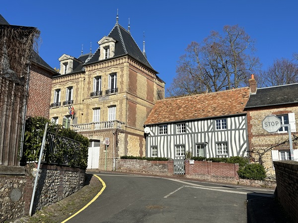 Nous entrons dans Beaumont-en-Auge, juste en face la mairie.