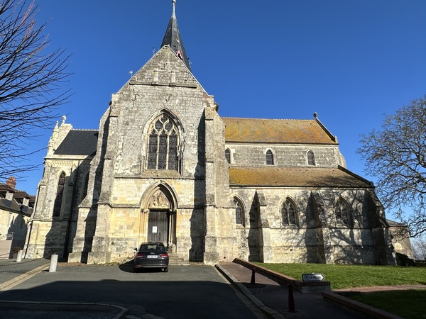 Nous longeons l'église Saint-Sauveur, ancienne église du prieuré de Beaumont fondé en 1060.