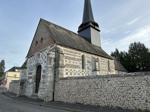 Je pars du parking proche de l'église Saint-Pierre de Fontaine-Heudebourg.