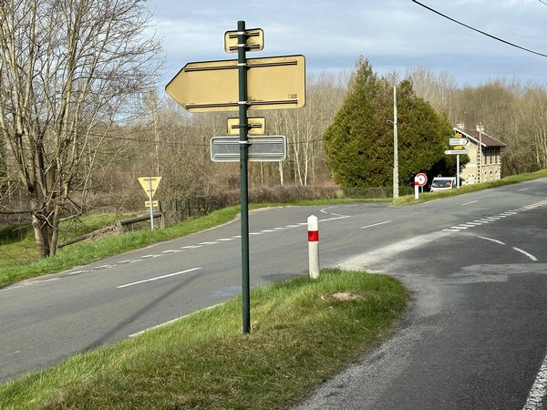 Je descends la petite route et vais traverser ici la D836. Mon chemin suivant est en face, on voit la rampe en bois. A droite, c'est l'ancienne gare d'Heudreville-sur-Eure.