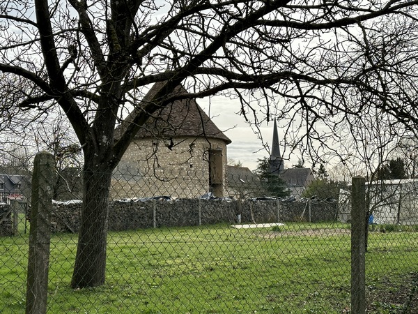 Je continue sur l'ancienne voie ferrée, avec ici un ancien pigeonnier. Est-ce une relique de la Commanderie du Temple de Fontaine-la-Cado qui se trouvait à Heudebourg ?