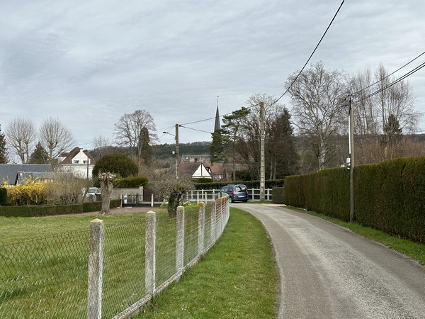 Me voilà sur le Sentier des Airs. Je vois déjà la flèche de l'église Saint-Pierre.