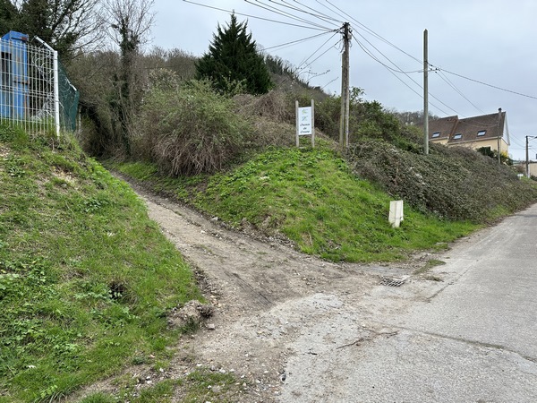 Je marche sur le trottoir de la rue de la république sur 150 mètres. L'entrée du chemin de Crosne se trouve au début de l'allée de la Batellerie d'Amfreville-la-Mi-Voie.&nbsp;Amfreville a été l'un des berceaux de la batellerie, et l'un de ses chantiers navals.