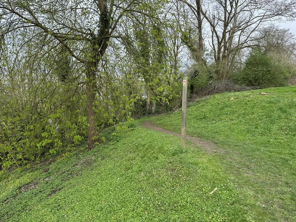Je suis la balise du GR2 pour quitter l'esplanade du monument et descendre le coteau.
