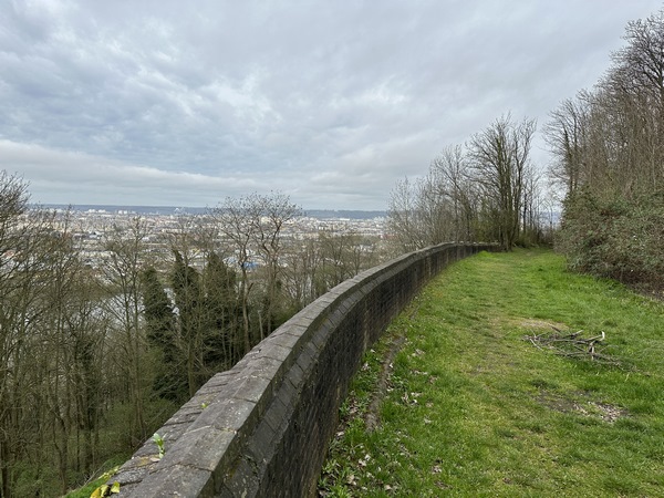 A mi-pente, je rejoins la voie de l'ancien tramway qui reliait Bonsecours et Rouen. La voie est désormais aménagée en promenade. J'ai mis une photo de l'ancien tramway dans l'album de la rando.