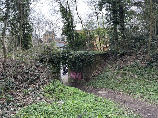 Le tramway continuait sur ce pont, moi je passe en dessous pour traverser la route de Paris.