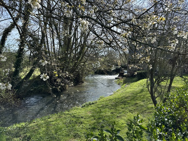 Nous entrons dans Cuverville en longeant l'Yères. On peut voir un ancien moulin devant nous.