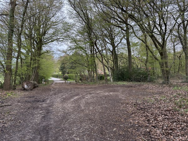Pour éviter le bitume, je tourne ici à droite et contourne le Clos à Paons.