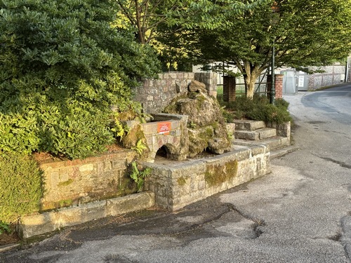 En bordure de la rue des Sources se trouve la Fontaine de la Source du Robec. Les eaux du Robec sont désormais presque intégralement captées.