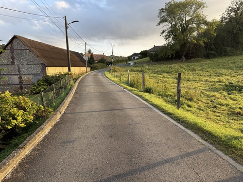 En face de la fontaine, je monte le Chemin du Mont Roty.