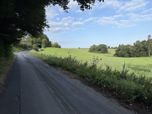 J'entre dans Roncherolles-sur-le-Vivier par la rue du Vieux Château, petite route tranquille mais sans accotement aménagé.