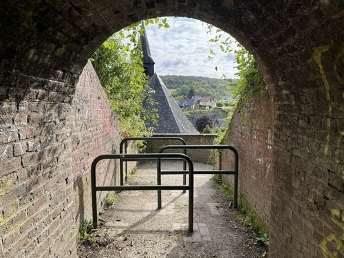 Un passage sous la voie ferrée débouche directement derrière l'église Saint-Pierre.