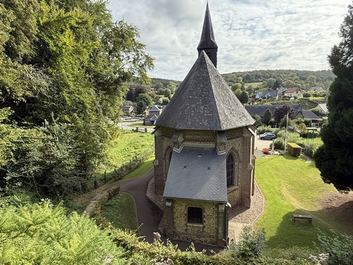 Eglise Saint-Pierre vue depuis la Sente du Mont-Perreux. La mairie se trouve à quelques mètres de l'église.
