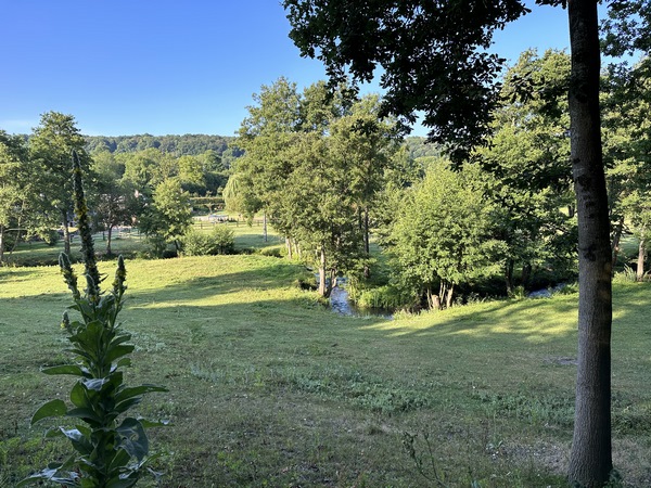 Coup d'œil sur la vallée du Chaussey depuis la petite route Chemin du Moulin de Gruchet.