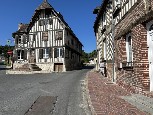 Nous sortons du bourg par la route de Fierville.