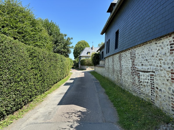 Le chemin nous conduit directement sur la petite route Chemin des Parcs Fontaines, que nous allons suivre, en ligne droite, jusqu'à notre point de départ.