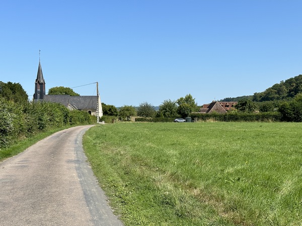 Nous voilà de retour au niveau de l'église et de la mairie de Fierville-les-Parcs.