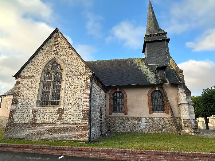 Nous partons du pied de l'église Saint-Pierre (XIIe XIVe XVe). L'accès au clocher du XIIe (jadis couvert d'essentes de châtaignier) se fait par l'échelle extérieure visible à droite.&nbsp;