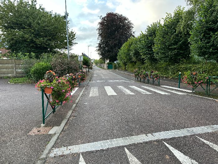 Nous traversons la Saussaye en direction de sa collégiale.