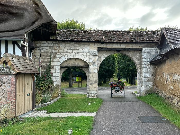 Vers 1563 les chanoines (qui habitaient les maisons qui entourent la collégiale) firent murer les portes et enclore l’enceinte pour se protéger des « brigands de nuit » et des ligueurs protestants. Nous franchissons l'ancienne porte pour rejoindre la forêt.