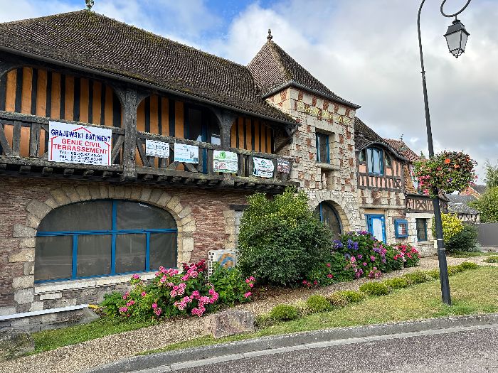 Nous suivons les rues jusqu'à la route de Saint-Cyr pour longer l'étonnante auberge du Manoir des Saules.