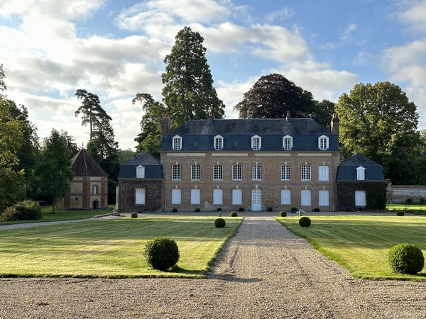 Nous longeons le château de Lamberville (XVIIIe), construit pour le marquis Dumont de Bostaquet. Les deux ailes sont du XIXe. On voit, à gauche, son colombier octogonal.