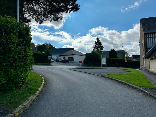 A Anglesqueville, nous quittons le GR212, traversons la route d'Eurville et continuons en face.