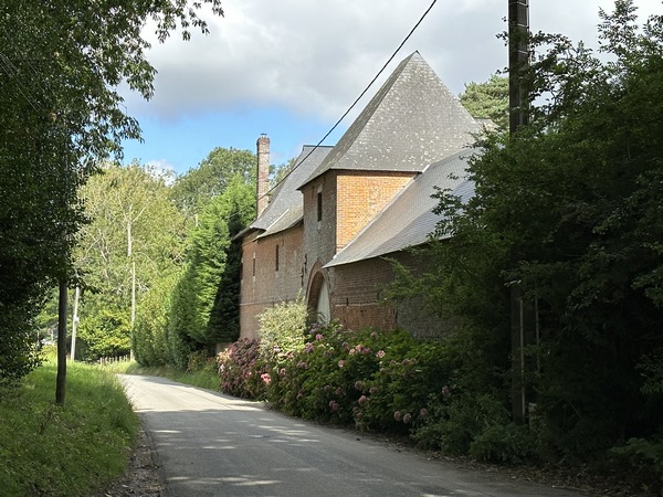 Nous traversons la route de Renieville, en voyant ce qui semble être une maison forte. Nous n'avons pas trouvé d'info à ce sujet.