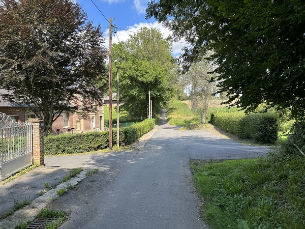 Nous arrivons au niveau de l'école de Beauval-en-Caux. Nous constatons que nous aurions pu nous garer ici, directement sur notre itinéraire.