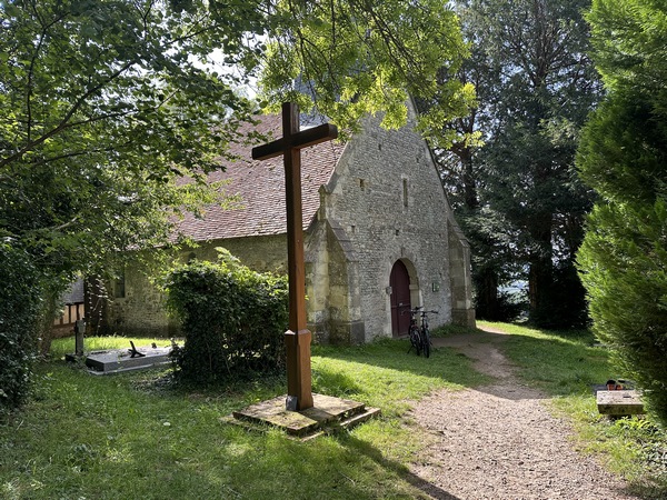 La chapelle Saint-Michel est une chapelle romane du XIIe siècle, isolée dans son écrin de verdure. Photo de l'intérieur dans l'album de la rando.