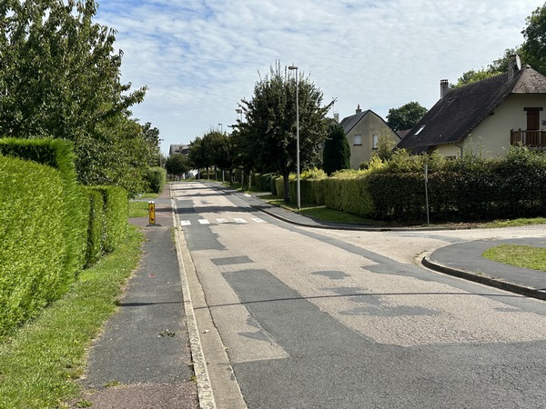Nous fermons la boucle. Ce matin, nous avions tourné dans la rue que l'on voit à droite. Le parking est en face, à quelques dizaines de mètres.