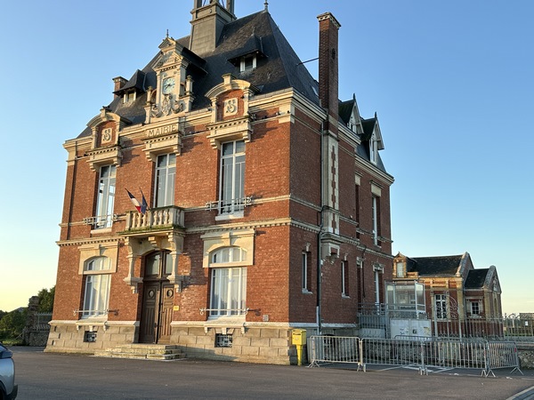Nous partons du parking de la mairie de Selles, belle construction du début du XXe siècle, réalisée avec l'aide du leg du fils d'agriculteurs de la commune, parti faire fortune en Amérique.