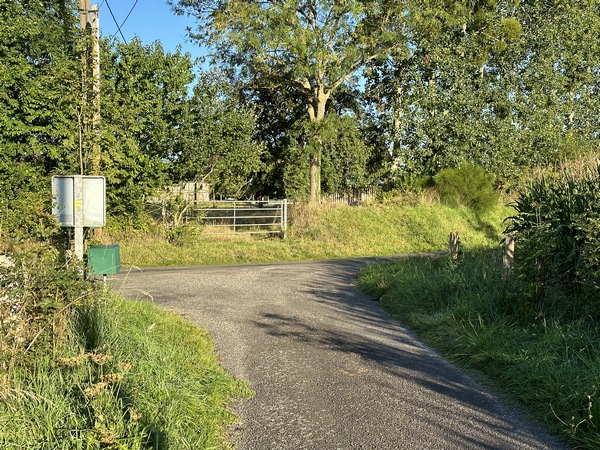 Arrivés sur la route de la Drourie, nous tournons à droite comme l'indique le balisage, mais allons ensuite tourner à gauche pour contourner la propriété que l'on devine en face, et quitter l'itinéraire officiel.