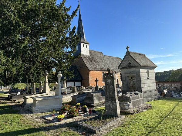 Nous longeons l'église Saint-Symphorien et prenons la direction des Préaux.