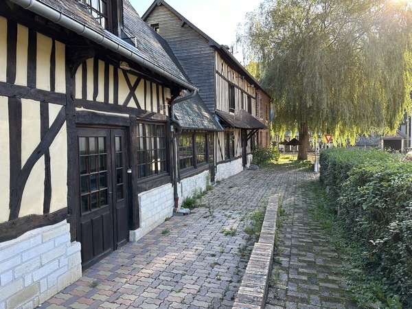 Nous traversons les Préaux. L'église Notre-Dame des Préaux est cachée derrière ces maisons, perchée sur sa colline.